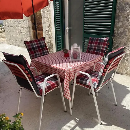 House Little Flower Дом отдыха Трогир